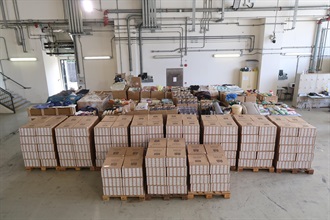 香港海關六月二十八日偵破一宗涉嫌利用遠洋船走私的案件，檢獲大批懷疑走私貨物，估計市值約二千萬元。圖示檢獲的懷疑走私貨物。