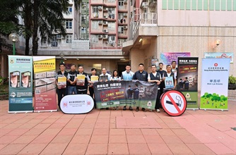 香港海關今日（七月九日）與區議員、衞生署控煙酒辦公室及房屋署在荔枝角華荔邨及長沙灣麗翠苑進行聯合反私煙宣傳活動，並講解完稅標籤制度。