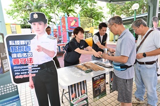 香港海關今日（七月九日）與區議員、衞生署控煙酒辦公室及房屋署在荔枝角華荔邨及長沙灣麗翠苑進行聯合反私煙宣傳活動，並講解完稅標籤制度。圖示海關人員向居民講解反私煙信息。