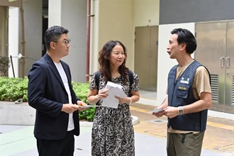 香港海關今日（七月九日）與區議員、衞生署控煙酒辦公室及房屋署在荔枝角華荔邨及長沙灣麗翠苑進行聯合反私煙宣傳活動，並講解完稅標籤制度。圖示海關人員向區議員及居民介紹海關打擊私煙的工作。