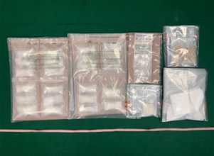 香港海關七月三日和昨日（七月八日）於葵涌和土瓜灣破獲兩宗毒品案件，共檢獲約五十六公斤懷疑氯胺酮、一點二公斤懷疑可卡因及八百克懷疑霹靂可卡因，估計市值共約二千三百萬元。圖示於第二宗案件中檢獲的懷疑可卡因及懷疑霹靂可卡因。