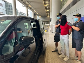 Hong Kong Customs yesterday (July 13) detected a drug trafficking case involving an incoming air passenger at Hong Kong International Airport and seized about 7 kilograms of suspected cannabis buds with an estimated market value of about $1.3 million. Photo shows the arrested person in the case.