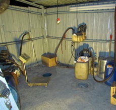 海關在元朗搗破一個設有地底油缸的私油和私煙儲存中心。