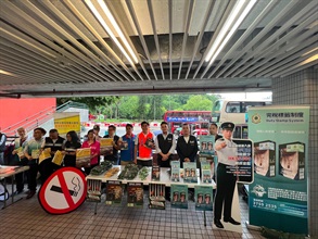 Hong Kong Customs today (July 15) conducted joint anti-illicit cigarette publicity campaigns with members of the District Council, the Tobacco and Alcohol Control Office of the Department of Health, the Hong Kong Police Force and the Housing Department at Tai Yuen Estate and Fu Heng Estate in Tai Po. Customs also publicised the Duty Stamp System.