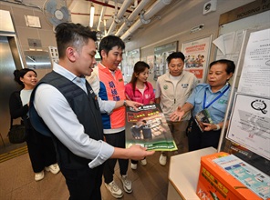 Hong Kong Customs today (July 15) conducted joint anti-illicit cigarette publicity campaigns with members of the District Council, the Tobacco and Alcohol Control Office of the Department of Health, the Hong Kong Police Force and the Housing Department at Tai Yuen Estate and Fu Heng Estate in Tai Po. Customs also publicised the Duty Stamp System. Photo shows a Customs officer and members of the District Council explaining to an estate security guard how to deal with suspected illicit cigarette activities.