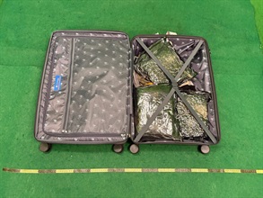 Hong Kong Customs detected two drug trafficking cases involving baggage concealment at Hong Kong International Airport yesterday (July 15) and today (July 16), and seized a total of about 22 kilograms of suspected cannabis buds with a total estimated market value of about $4.1 million. Photo shows the suspected cannabis buds concealed in the suitcase in the first case.