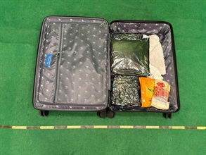 Hong Kong Customs detected two drug trafficking cases involving baggage concealment at Hong Kong International Airport yesterday (July 15) and today (July 16), and seized a total of about 22 kilograms of suspected cannabis buds with a total estimated market value of about $4.1 million. Photo shows the suspected cannabis buds concealed in the suitcase in the first case.
