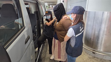 Hong Kong Customs detected two drug trafficking cases involving baggage concealment at Hong Kong International Airport yesterday (July 15) and today (July 16), and seized a total of about 22 kilograms of suspected cannabis buds with a total estimated market value of about $4.1 million. Photo shows one of the arrested persons (centre) in the first case.