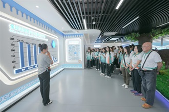 The Honorary Founding Executive Director of the Executive Committee of Customs YES, Mr Edgar Kwan (first right) and Director, Ms Sylvia Lee (third right), led Customs YES members to visit the Illi Yimuxin Dairy Company to learn about the dairy manufacturing process on July 15.