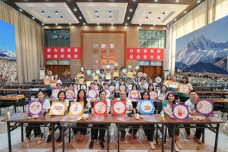 The Deputy Commissioner (Management and Strategic Development) of Customs and Excise, Ms Phoebe Wong (front row, fourth left), Honorary Founding Executive Director of the Executive Committee of Customs YES, Mr Edgar Kwan (front row, fourth right) and Director, Ms Sylvia Lee (front row, second right), led Customs YES members to visit the Xinjiang Cotton Science and Experiential Learning Centre and participated in a cotton handicraft workshop on July 13.