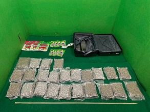 Hong Kong Customs yesterday (July 18) and today (July 19) detected three drug trafficking cases involving incoming air passengers at Hong Kong International Airport, and seized a total of about seven kilograms of suspected cannabis buds, about 15kg of suspected ketamine, about 1kg of suspected cocaine and 587 tablets of suspected Part I poison, with a total estimated market value of about $7.9 million. A man and two women were arrested. Photo shows the suspected cannabis buds and snacks concealed in the suitcase in the first case.