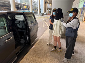 Hong Kong Customs yesterday (July 18) and today (July 19) detected three drug trafficking cases involving incoming air passengers at Hong Kong International Airport, and seized a total of about seven kilograms of suspected cannabis buds, about 15kg of suspected ketamine, about 1kg of suspected cocaine and 587 tablets of suspected Part I poison, with a total estimated market value of about $7.9 million. A man and two women were arrested. Photo shows the arrested woman in the first case.