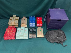 一名入境女旅客因管有未完稅香煙及未有向海關人員作出申報，違反《應課稅品條例》，今日（七月二十一日）在粉嶺裁判法院被判處監禁兩個月及罰款一千元。圖示檢獲的未完稅香煙。