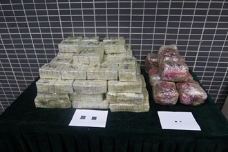 Hong Kong Customs yesterday (July 28) detected a smuggling case involving a cross-boundary private car at the Shenzhen Bay Control Point and seized about 225 000 suspected smuggled electronic chips with an estimated market value of about $6.25 million. Photo shows the suspected smuggled electronic chips seized.