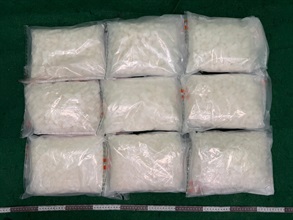 香港海關今日（七月三十日）在香港國際機場偵破兩宗販毒案件，共檢獲約十八公斤懷疑氯胺酮及約三公斤懷疑大麻花，估計市值共約七百九十萬元，並拘捕兩人。圖示首宗案件檢獲的懷疑氯胺酮。
