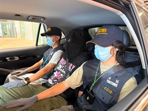 Hong Kong Customs detected a dangerous drugs case yesterday (August 3) and seized about 5 kilograms of suspected cannabis buds with an estimated market value of about $1 million in Tin Shui Wai. Photo shows the arrestee in the case.
