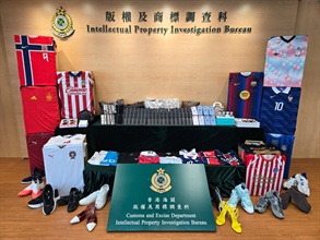Hong Kong Customs conducted an enforcement operation with Mainland and Macao Customs from July 20 to 31, during which inspections of goods across the three places and destined for countries in the Americas, Europe, the Middle East, Africa and Southeast Asia were stepped up, with a view to combating cross-boundary and transshipment counterfeiting activities. During the operation, Hong Kong Customs detected 23 related cases at a number of local express couriers and logistics companies, seizing a total of about 38 000 suspected counterfeit goods, including watches, mobile phones, bags, clothing and footwear, with a total estimated market value of about $15 million. Photo shows some of the suspected counterfeit goods seized.
