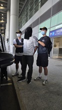 Hong Kong Customs yesterday (August 6) detected a drug trafficking case involving baggage concealment at Hong Kong International Airport. About 6 kilograms of suspected cannabis buds with an estimated market value of about $1.2 million were seized. Photo shows the arrested person involved in the case.
