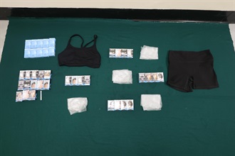 一名入境女旅客因管有未完税香烟和未有向海关人员作出申报，违反《应课税品条例》，今日（八月十一日）在粉岭裁判法院被判处监禁四星期和罚款一千元。图示检获的未完税香烟和用作收藏未完税香烟的服饰。