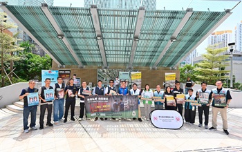 Hong Kong Customs today (August 12) conducted joint anti-illicit cigarette publicity campaigns with members of the District Council, the Tobacco and Alcohol Control Office of the Department of Health and the Housing Department at Pak Tin Estate and Lei Cheng Uk Estate in Sham Shui Po. Customs also publicised the Duty Stamp System.
