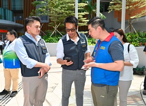 Hong Kong Customs today (August 12) conducted joint anti-illicit cigarette publicity campaigns with members of the District Council, the Tobacco and Alcohol Control Office of the Department of Health and the Housing Department at Pak Tin Estate and Lei Cheng Uk Estate in Sham Shui Po. Customs also publicised the Duty Stamp System. Photo shows Customs officers introducing Customs' enforcement actions against illicit cigarettes to a member of the District Council.