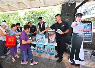 Hong Kong Customs today (August 12) conducted joint anti-illicit cigarette publicity campaigns with members of the District Council, the Tobacco and Alcohol Control Office of the Department of Health and the Housing Department at Pak Tin Estate and Lei Cheng Uk Estate in Sham Shui Po. Customs also publicised the Duty Stamp System.