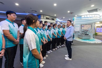Hong Kong Customs organised the Hainan Aerospace Technology and Sustainable Development Exploration Tour for Customs YES from August 7 to 12. Photo shows the Commissioner of Customs and Excise, Mr Chan Tsz-tat (first right) leading Customs YES members to visit the Huawei Hainan Digital Experience Centre to understand the development opportunities for enterprises arising from the Hainan Free Trade Port's duty-free policies and trade facilitation measures.
