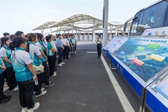 Hong Kong Customs organised the Hainan Aerospace Technology and Sustainable Development Exploration Tour for Customs YES from August 7 to 12. Photo shows Customs YES members touring the centralised inspection site of the Xinhaigang and Nangang "Second-Line Port" (for freight) in Haikou to learn about the infrastructure of the Hainan Free Trade Port, its customs operations and related customs regulatory arrangements.
