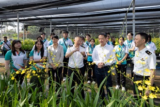 Hong Kong Customs organised the Hainan Aerospace Technology and Sustainable Development Exploration Tour for Customs YES from August 7 to 12. Photo shows the Commissioner of Customs and Excise, Mr Chan Tsz-tat (front row, second right), the Director of Customs Liaison Division, Police Liaison Department, Liaison Office of the Central People's Government in the Hong Kong Special Administrative Region, Ms Zhuang Yan (front row, third left), the Director of the Executive Committee of Customs YES, Ms Sylvia Lee (front row, second left), and the Honorary Presidents of the Honorary Presidents’ Association, Ms Keren Leung (front row, first left), leading Customs YES members to visit the Wenchang Base of Animal and Plant Quarantine Centre of Haikou Customs District to gain insights into the latest national developments in animal and plant inspection as well as customs and port operations.