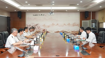 Hong Kong Customs organised the Hainan Aerospace Technology and Sustainable Development Exploration Tour for Customs YES from August 7 to 12. Photo shows the Commissioner of Customs and Excise, Mr Chan Tsz-tat (second right), visiting the Haikou Customs District and meeting with the Director General in Haikou Customs District, Mr Liu Yangwu (third left).