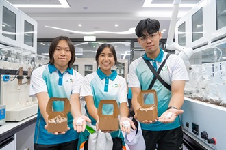 Hong Kong Customs organised the Hainan Aerospace Technology and Sustainable Development Exploration Tour for Customs YES from August 7 to 12. Photo shows Customs YES members participating in coral handicraft activities at the Sanya Coral Reef Ecology Institute to learn about marine ecological conservation in Hainan.