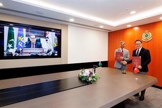 The Commissioner of Customs and Excise, Mr Chan Tsz-tat, signed the Customs Co-operative Arrangement between Hong Kong Customs and Pakistan Customs in hybrid mode at the Customs Headquarters Building today (August 12). Photo shows Mr Chan (first right), the Head of Pakistan Customs, Mr Syed Shakeel Shah (on the screen), who attended the ceremony remotely, and the Consul-General of Pakistan in Hong Kong, Mr Riaz Ahmed Shaikh (second right), who witnessed the signing in person.