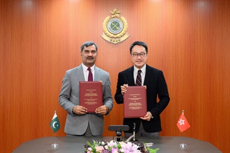 The Commissioner of Customs and Excise, Mr Chan Tsz-tat, signed the Customs Co-operative Arrangement between Hong Kong Customs and Pakistan Customs in hybrid mode at the Customs Headquarters Building today (August 12). Photo shows Mr Chan (right) exchanging the signed Arrangement with the Consul-General of Pakistan in Hong Kong, Mr Riaz Ahmed Shaikh (left), who attended the ceremony to witness the signing in person.