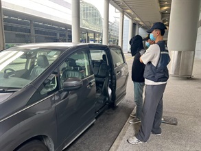 Hong Kong Customs yesterday (August 12) detected two drug trafficking cases involving incoming air passengers at Hong Kong International Airport and seized a total of about 24 kilograms of suspected cannabis buds with a total estimated market value of about $5 million. Photo shows the arrested man involved in the second case.