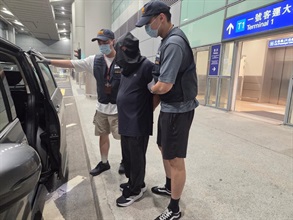 Hong Kong Customs today (August 17) detected a drug trafficking case involving baggage concealment at Hong Kong International Airport and seized about 4 kilograms of suspected cannabis buds with an estimated market value of about $850,000. Photo shows the arrested person in the case (centre).