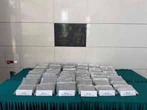 Hong Kong Customs conducted an anti-narcotics operation codenamed "Flame Mesh" from July 13 to yesterday (August 17) to combat transnational drug trafficking activities exploiting transit air passengers by drug syndicates. During the operation, Customs seized a total of about 240 kilograms of suspected cannabis buds with an estimated market value of about $56 million, and arrested 10 persons suspected to be connected with the cases. Photo shows the suspected cannabis buds seized in the operation.