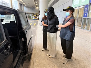 Hong Kong Customs yesterday (August 18) detected a drug trafficking case involving baggage concealment at Hong Kong International Airport and seized about 27 kilograms of suspected cannabis buds with an estimated market value of about $6.3 million. Photo shows one of the arrested women involved in the case.
