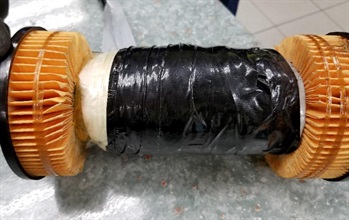 針對在長假期本地對毒品的需求情況，香港海關於去年十月二十三日至十二月三十一日進行代號「破浪」的專項執法行動，重點打擊利用跨境快件販運毒品的活動，共檢獲約三千九百萬元各類懷疑毒品。圖示部分收藏在機油過濾器內的懷疑可卡因。