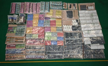 Hong Kong Customs yesterday (August 18) shut down a suspected drug manufacturing centre in Kowloon Bay and a suspected drug distribution centre in Yau Tong and seized about 1.9 kilograms of suspected cannabis oil, about 2.4kg of cannabis-infused gummy candies and about 2 200 sticks of suspected cannabis oil vape capsules. The total estimated market value was about $1.3 million. A 46-year-old man suspected to be connected with the case was arrested. Photo shows the suspected drugs seized.