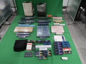 一名入境男旅客因進口未完稅香煙，未有向海關人員作出申報，以及未有按照條文的規定而管有毒藥表第1部所列任何毒藥，違反《應課稅品條例》和《藥劑業及毒藥條例》，今日（八月二十一日）在西九龍裁判法院被判處監禁六個月和罰款一千元。圖示檢獲的未完稅香煙及含有第一部毒藥的藥物針劑。