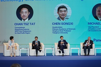 海關關長陳子達於八月十九日至二十二日率領代表團訪問大連及青島，並出席於大連舉辦的亞太區經濟合作組織（亞太經合組織）海關與商界對話會。圖示陳子達（左二）於八月二十日在大連出席亞太經合組織海關與商界對話會戰略對話環節。