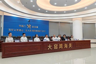 海關關長陳子達於八月十九日至二十二日率領代表團訪問大連及青島，並出席於大連舉辦的亞太區經濟合作組織海關與商界對話會。圖示陳子達（前排中）於八月二十日在大連海關副關長溫思權（前排右三）陪同下考察隸屬大連海關的大窯灣海關。
