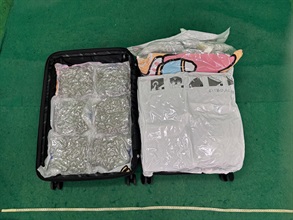 Hong Kong Customs yesterday (August 24) detected a drug trafficking case involving baggage concealment at Hong Kong International Airport. About 35 kilograms of suspected cannabis buds with an estimated market value of about $8.2 million were seized. Photo shows the suspected cannabis buds concealed in one of the suitcases.