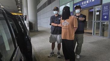 Hong Kong Customs yesterday (August 25) detected two drug trafficking cases involving passengers at Hong Kong International Airport and seized about 38 kilograms of suspected ketamine, with a total estimated market value of about 15 million. Three persons were arrested. Photo shows the arrested person in the second case.