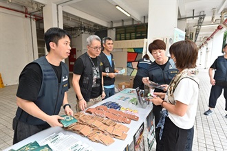 Hong Kong Customs today (August 27) conducted joint anti-illicit cigarette publicity campaigns with members of the District Council, the Tobacco and Alcohol Control Office of the Department of Health, the Housing Department and the Hong Kong Police Force at Shun Tin Estate in Kwun Tong and Choi Hung Estate in Wong Tai Sin. Customs also publicised the Duty Stamp System. Photo shows Customs officers introducing Customs' enforcement actions against illicit cigarettes to a resident.