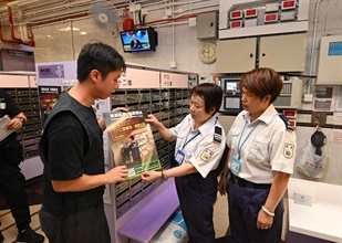 Hong Kong Customs today (August 27) conducted joint anti-illicit cigarette publicity campaigns with members of the District Council, the Tobacco and Alcohol Control Office of the Department of Health, the Housing Department and the Hong Kong Police Force at Shun Tin Estate in Kwun Tong and Choi Hung Estate in Wong Tai Sin. Customs also publicised the Duty Stamp System. Photo shows a Customs officer explaining to estate security personnel how to deal with suspected illicit cigarette activities.