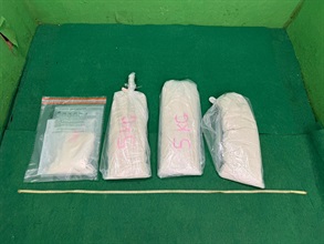 Hong Kong Customs yesterday (August 27) detected a case of drug trafficking, possession of poison included in Part 1 of the Poisons List and possession of an alternative smoking product involving an incoming air passenger at Hong Kong International Airport, and seized about 16 kilograms of suspected ketamine, a box of suspected nicotine product containing suspected Part 1 poison and a suspected alternative smoking product, with a total estimated market value of about $6.5 million. Photo shows the suspected ketamine concealed in a suitcase.