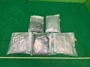 Hong Kong Customs yesterday (September 2) detected a drug trafficking case involving baggage concealment at Hong Kong International Airport and seized about 3 kilograms of suspected cannabis buds with an estimated market value of about $700,000. Photo shows the suspected cannabis buds seized in the case.