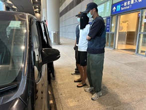 Hong Kong Customs yesterday (September 5) detected a drug trafficking case involving baggage concealment at Hong Kong International Airport and seized about 6 kilograms of suspected cannabis buds with an estimated market value of about $1.3 million. Photo shows the arrested person (centre) in the case.