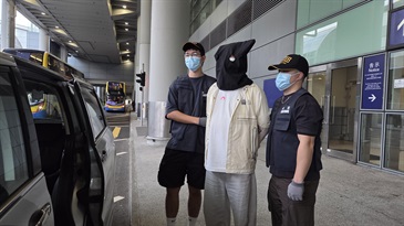 Hong Kong Customs today (September 8) detected three drug trafficking cases involving passengers at Hong Kong International Airport and seized about 25 kilograms of suspected ketamine and 13kg of suspected cannabis buds, with a total estimated market value of about 13 million. Three persons were arrested. Photo shows the arrested person in the first case.